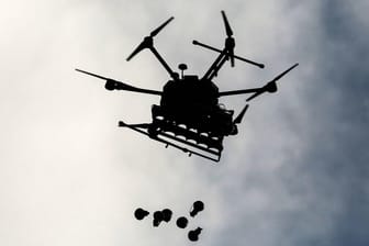 Israelische Drohne beim Abwurf von Tränengas im Westjordanland: Auch in Deutschland diskutieren Verteidigungspolitiker nun über den Einsatz bewaffneter Drohnen für die Bundeswehr.