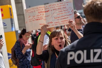 Protest gegen die Corona-Maßnahmen in Berlin: Zahlreiche Politiker warnen vor der Vereinnahmung des Protests durch Extremisten und Verschwörungstheoretiker.