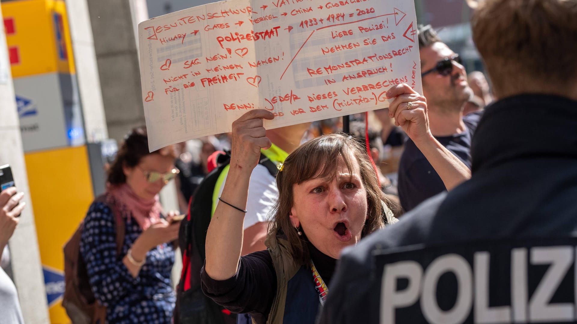 Protest gegen die Corona-Maßnahmen in Berlin: Zahlreiche Politiker warnen vor der Vereinnahmung des Protests durch Extremisten und Verschwörungstheoretiker.