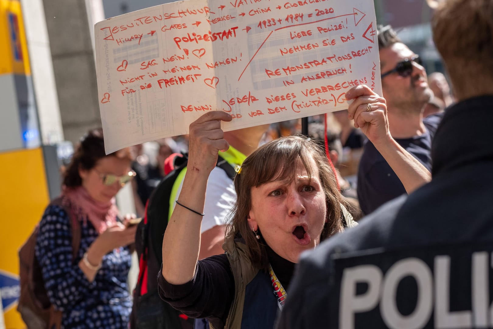 Protest gegen die Corona-Maßnahmen in Berlin: Zahlreiche Politiker warnen vor der Vereinnahmung des Protests durch Extremisten und Verschwörungstheoretiker.