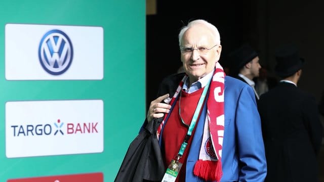 Edmund Stoiber verwies darauf, dass die Bundesliga "die größte Unterhaltungsindustrie Deutschlands" sei. Edmund Stoiber verwies darauf, dass die Bundesliga "die größte Unterhaltungsindustrie Deutschlands" sei.