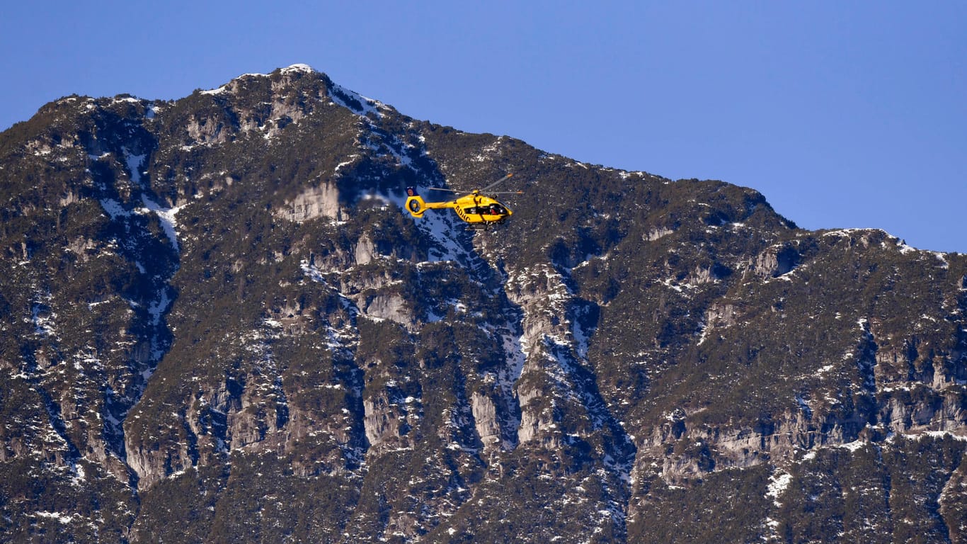 Hubschrauber der Bergrettung in Bayern: Ein Wanderer ist am Wochenende tödlich verunglückt.