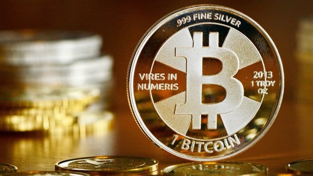 Das Bitcoin-Logo auf einer Münze.