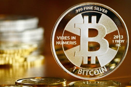 Das Bitcoin-Logo auf einer Münze.