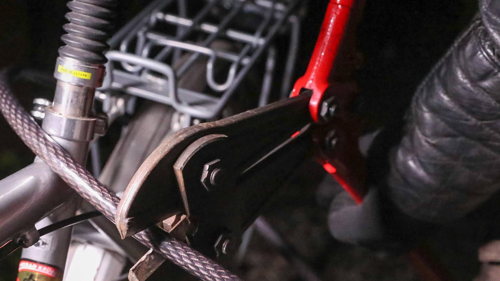 Eine Zange an einem Fahrradschloss: In Bonn hat die Polizei vier Fahrraddiebe vorläufig festgenommen. Eine Zange an einem Fahrradschloss: In Bonn hat die Polizei vier Fahrraddiebe vorläufig festgenommen.