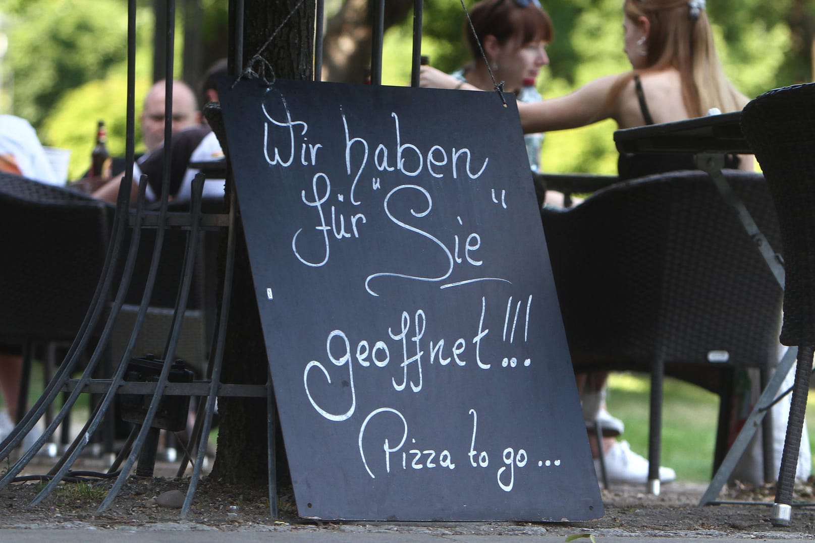 Ein Schild weist auf ein geöffnetes Lokal hin (Symbolbild): In Wuppertal machen einige Einrichtungen und die Gastronomie nach der Corona-Pause wieder auf.