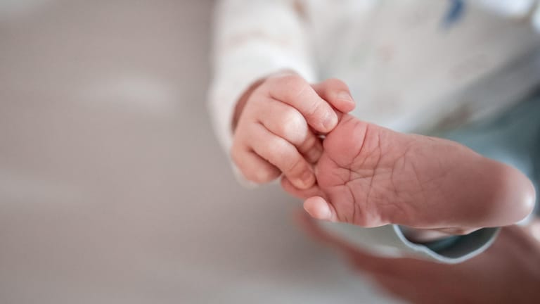 Babynamen: Die Gesellschaft für deutsche Sprache (GfdS) hat wieder umfassendes Material von Standesämtern ausgewertet und hat die neue Rangliste der beliebtesten Babynamen bekannt gegeben.