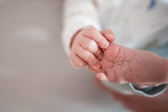 Babynamen: Die Gesellschaft für deutsche Sprache (GfdS) hat wieder umfassendes Material von Standesämtern ausgewertet und hat die neue Rangliste der beliebtesten Babynamen bekannt gegeben.