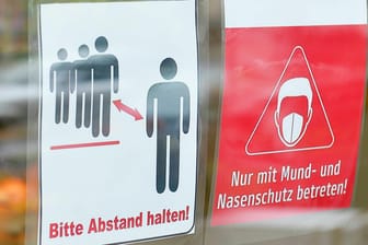 Warnschilder an einem Einkaufsgeschäft (Symbolbild): In Hagen hat sich eine Frau geweigert, eine Mund-Nasen-Bedeckung zu tragen.