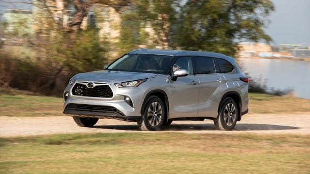 Warten auf den Highlander: Das vor allem für den US-Markt konzipierte SUV will Toyota im kommenden Jahr auch in Deutschland verkaufen. Warten auf den Highlander: Das vor allem für den US-Markt konzipierte SUV will Toyota im kommenden Jahr auch in Deutschland verkaufen.