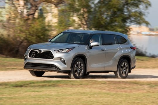Warten auf den Highlander: Das vor allem für den US-Markt konzipierte SUV will Toyota im kommenden Jahr auch in Deutschland verkaufen.