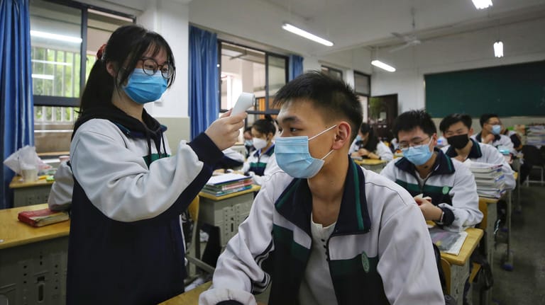Temperaturmessung bei Studierenden: In Wuhan wurden die Corona-Beschränkungen nach mehr als zwei Monaten gelockert.
