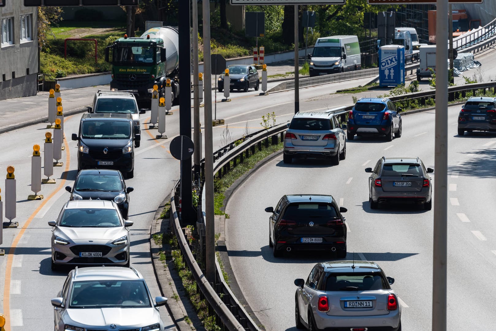 Verkehr: Durch gelockerte Maßnahmen kann es dazu kommen, dass wieder mehr Menschen auf den Straßen unterwegs sein werden.