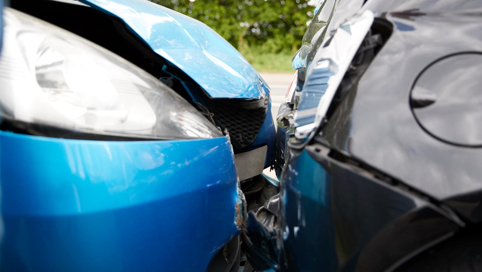 Verkehr: Bei Unfällen, in denen beide Fahrer keine direkte Schuld tragen, kann es dazu kommen, dass die Haftung geteilt wird.