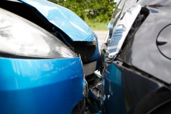 Verkehr: Bei Unfällen, in denen beide Fahrer keine direkte Schuld tragen, kann es dazu kommen, dass die Haftung geteilt wird.