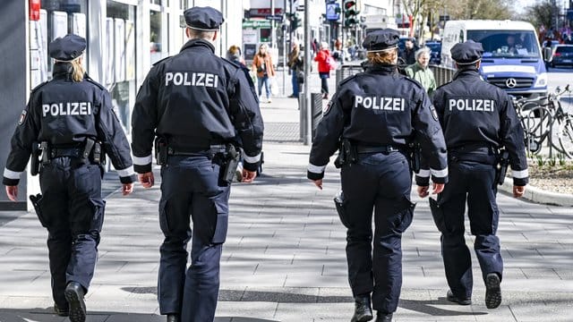 Polizisten patrouillieren: Die Beamten haben viele Corona-Verstöße festgestellt.