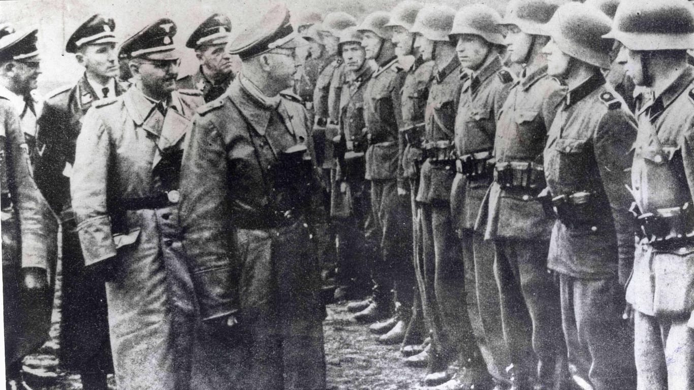 Heinrich Himmler bei einer Inspektion: Die SS ermordete Millionen jüdische Menschen während des Holocaust.