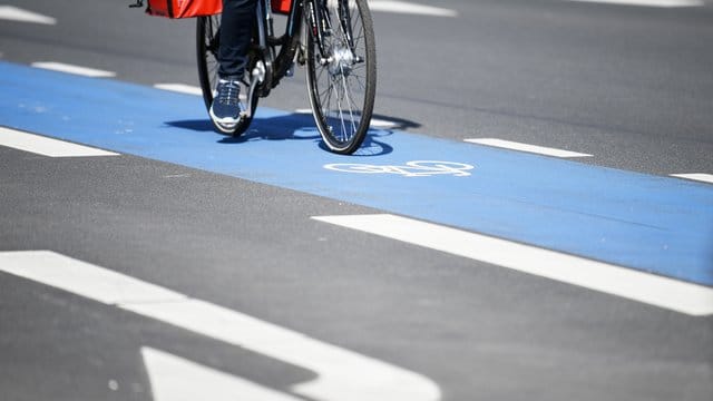 Innerorts müssen Autos beim Überholen eines Fahrradfahrers mindestens 1,50 Meter Abstand halten. Innerorts müssen Autos beim Überholen eines Fahrradfahrers mindestens 1,50 Meter Abstand halten.