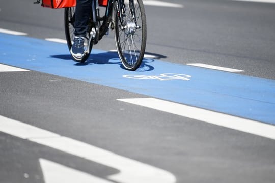 Innerorts müssen Autos beim Überholen eines Fahrradfahrers mindestens 1,50 Meter Abstand halten.