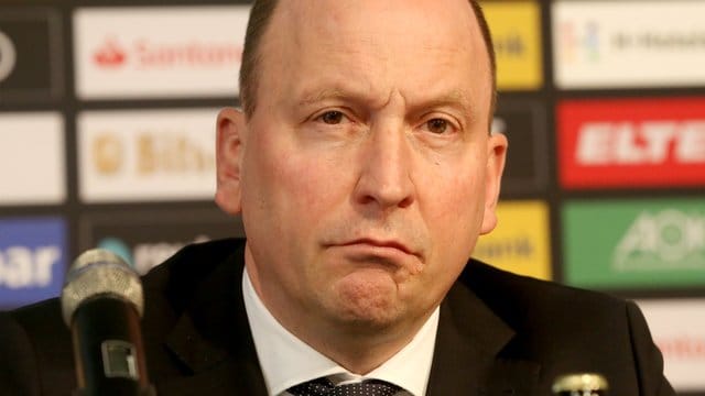 Gladbachs Finanz-Chef Stephan Schippers bezifferte den Verlust für die Borussia. Gladbachs Finanz-Chef Stephan Schippers bezifferte den Verlust für die Borussia.