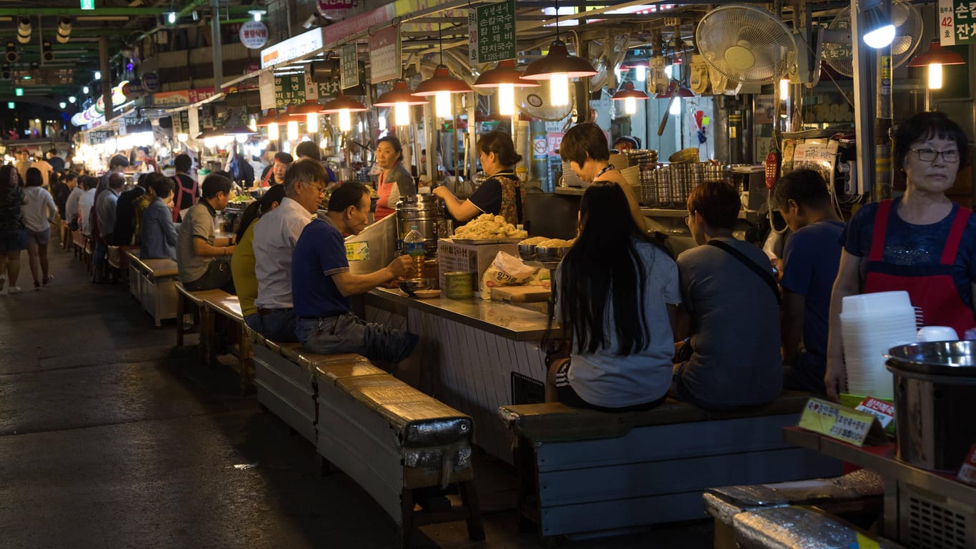 Nächtlicher Streetfood-Markt in Seoul: Bei seinen Clubbesuchen soll ein infizierter Mann zahlreiche Menschen mit dem neuartigen Coronavirus angesteckt haben.