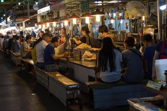 Nächtlicher Streetfood-Markt in Seoul: Bei seinen Clubbesuchen soll ein infizierter Mann zahlreiche Menschen mit dem neuartigen Coronavirus angesteckt haben.
