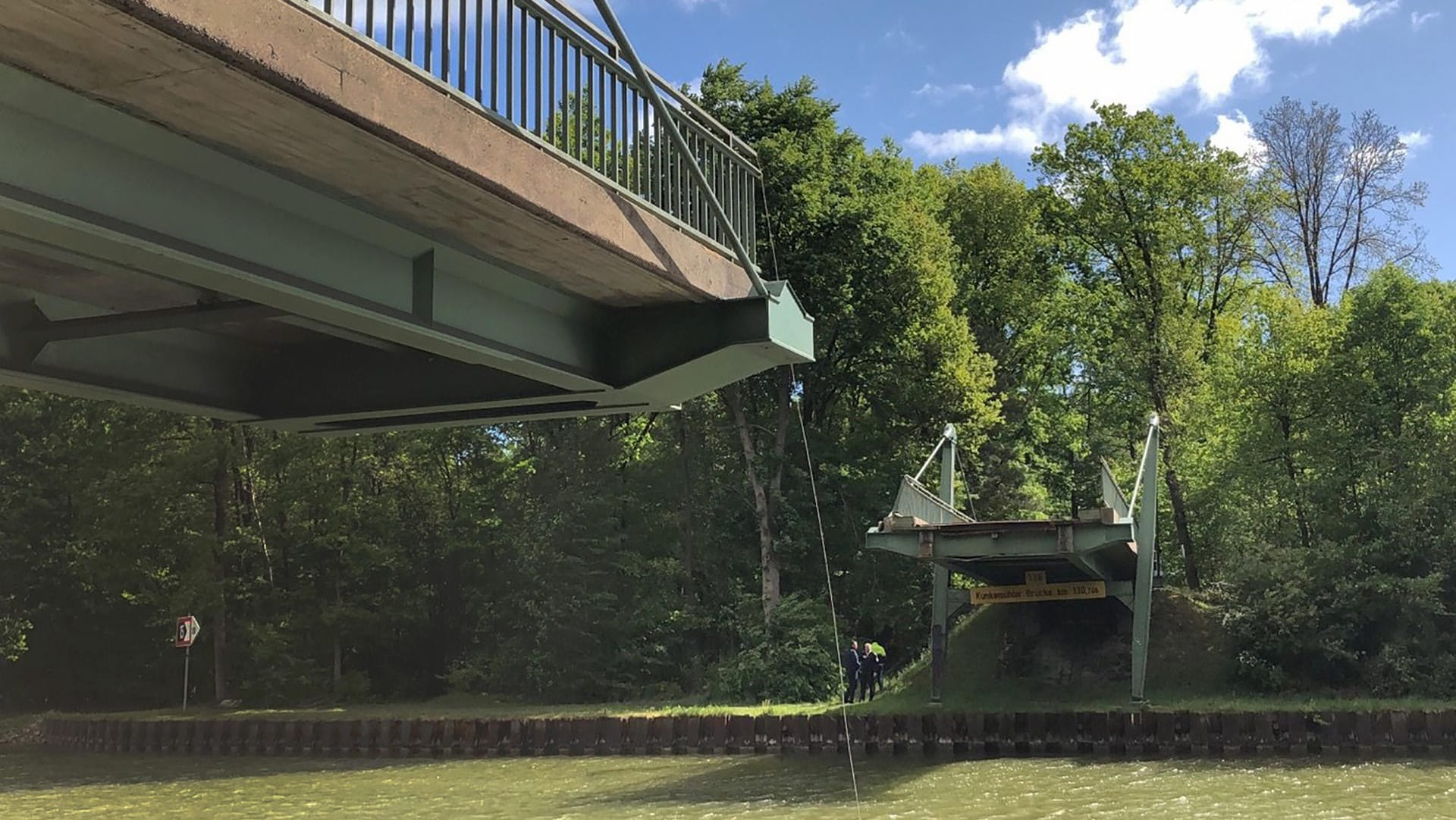 Brücke über den Dortmund-Ems-Kanal: Das mittlere Teil einer einspurigen Brücke über den Dortmund-Ems-Kanal ist nach einer Kollision mit einem Schiff eingestürzt. Brücke über den Dortmund-Ems-Kanal: Das mittlere Teil einer einspurigen Brücke über den Dortmund-Ems-Kanal ist nach einer Kollision mit einem Schiff eingestürzt.