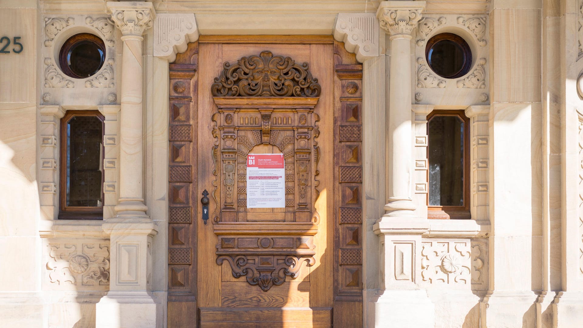 Das historische Alte Rathaus in Bielefeld ist wegen der Corona-Pandemie geschlossen: Nun bietet die Verwaltung wieder alle Dienstleistungen für den Publikumsverkehr an. Das historische Alte Rathaus in Bielefeld ist wegen der Corona-Pandemie geschlossen: Nun bietet die Verwaltung wieder alle Dienstleistungen für den Publikumsverkehr an.