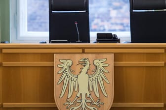 Verhandlungssaal im Cottbuser Gericht: Ein mittlerweile 21-Jähriger wurde vom Vorwurf des Mordes sowie des Raubes mit Todesfolge freigesprochen.