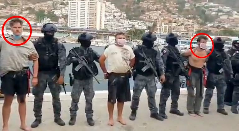 Festgenommen und präsentiert: Airan Berry (rechter Kreis) und Luke Denman (linker Kreis) im Hafen von La Guaira nach dem kläglichen Ende der Mission.