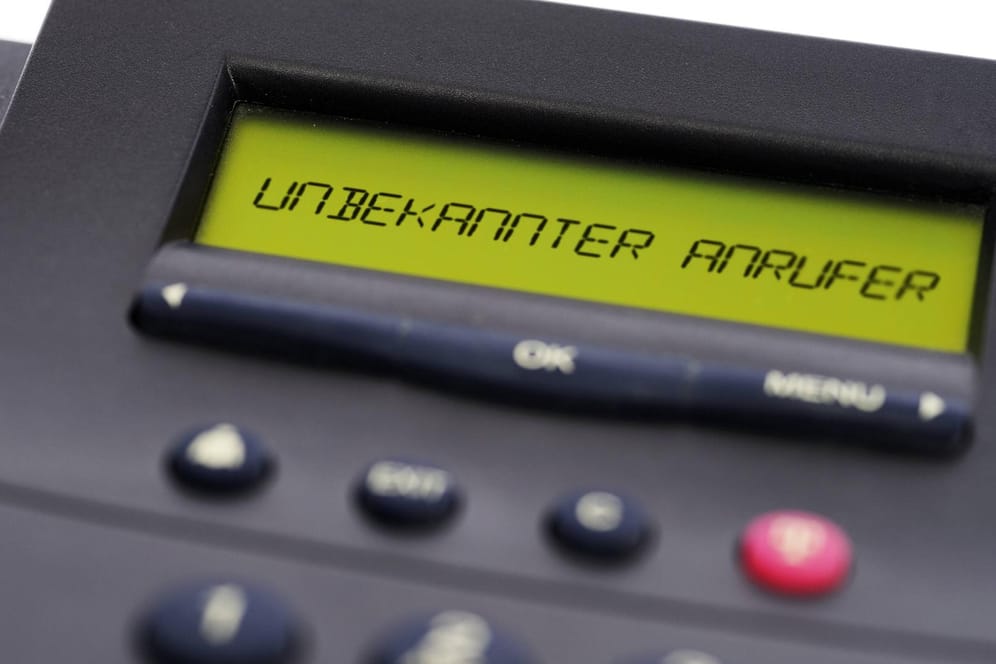Ein Telefon-Display mit der Aufschrift "Unbekannter Anrufer": Am Telefon sollten Sie vermeiden, "Ja" zu sagen.