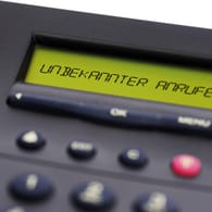 Ein Telefon-Display mit der Aufschrift "Unbekannter Anrufer": Am Telefon sollten Sie vermeiden, "Ja" zu sagen.