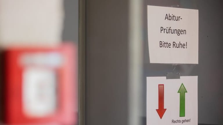 Ein Hinweisschild hängt in einem Gymnasium in Pulheim.