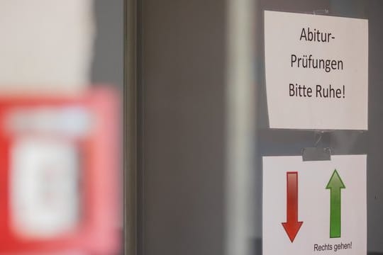 Ein Hinweisschild hängt in einem Gymnasium in Pulheim.