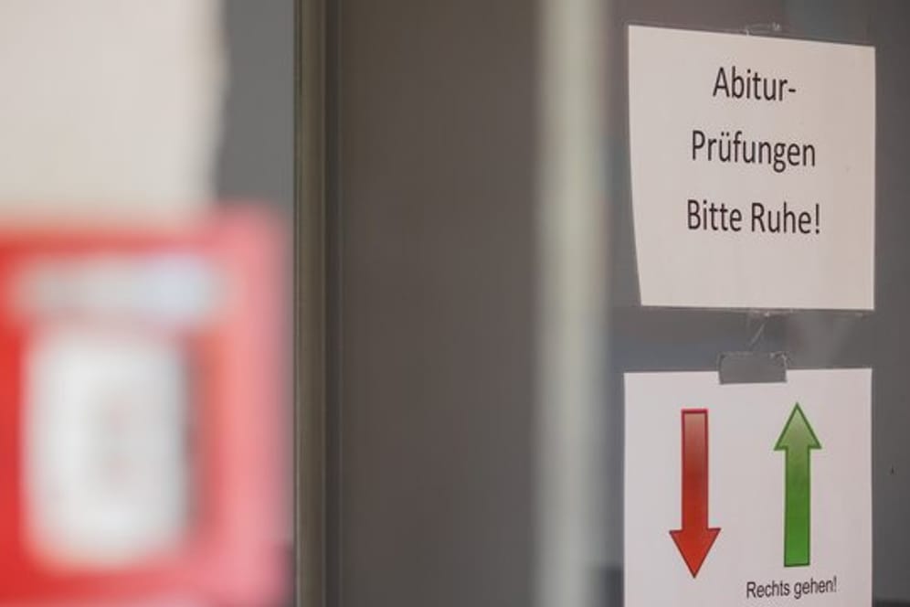 Ein Hinweisschild hängt in einem Gymnasium in Pulheim.