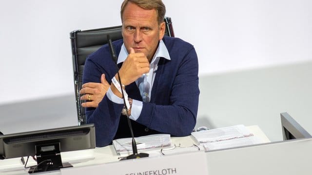 Sieht die Umsetzung des Bundesliga-Konzepts zur Fortführung der Saison nicht in Gefahr: DFL-Vizepräsident Steffen Schneekloth. Sieht die Umsetzung des Bundesliga-Konzepts zur Fortführung der Saison nicht in Gefahr: DFL-Vizepräsident Steffen Schneekloth.