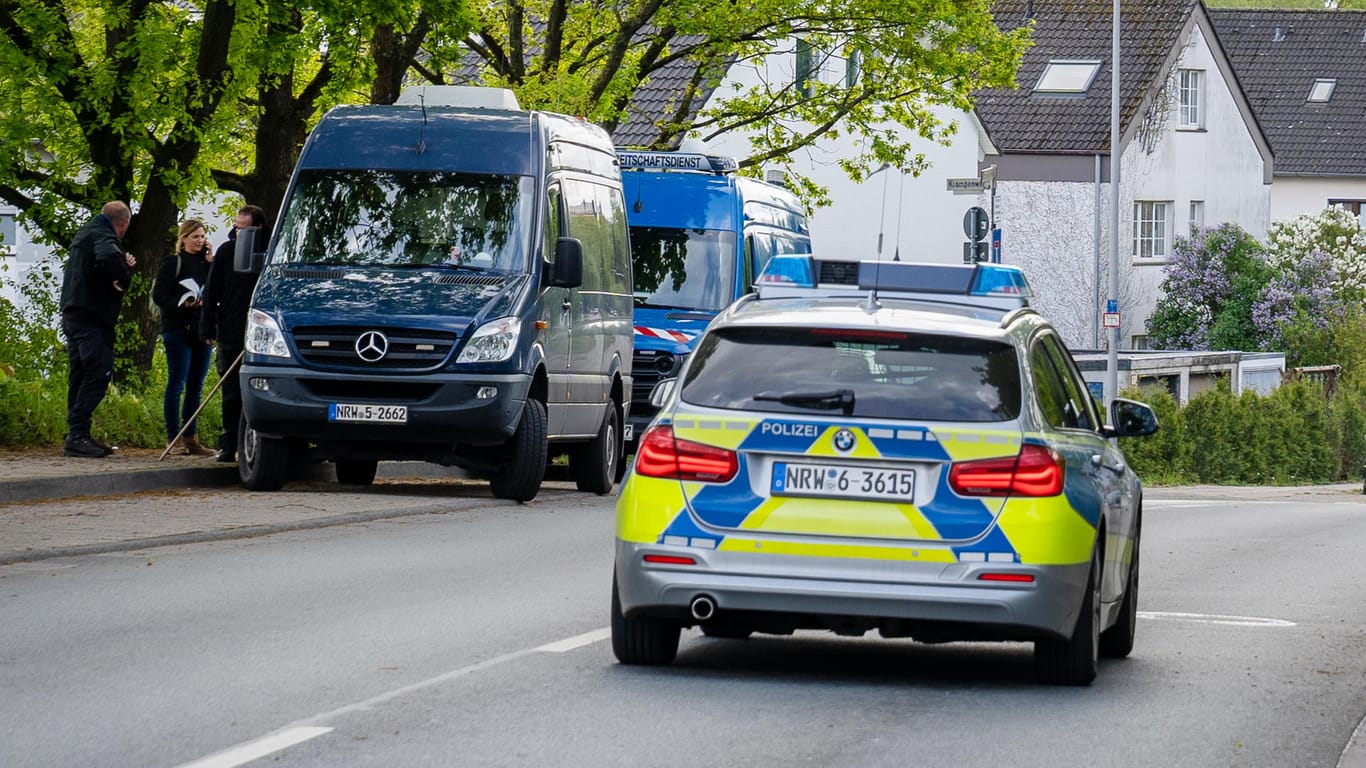 Polizeifahrzeuge stehen in der Nähe eines Tatortes an der Stadtbahnhaltestelle Schelpmilser Weg im Stadtteil Baumheide: Dort soll ein 18-Jähriger einen Jugendlichen erstochen haben.