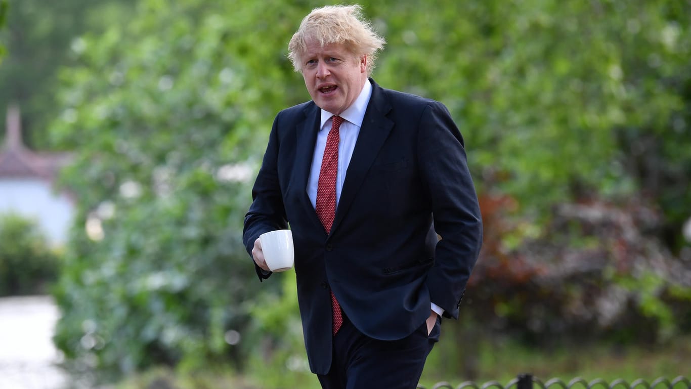 Gegenwind beim Morgenspaziergang im St. James's Park: Großbritanniens Premierminister Boris Johnson steht wegen seiner Corona-Politik in der Kritik.