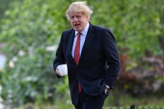 Gegenwind beim Morgenspaziergang im St. James's Park: Großbritanniens Premierminister Boris Johnson steht wegen seiner Corona-Politik in der Kritik.