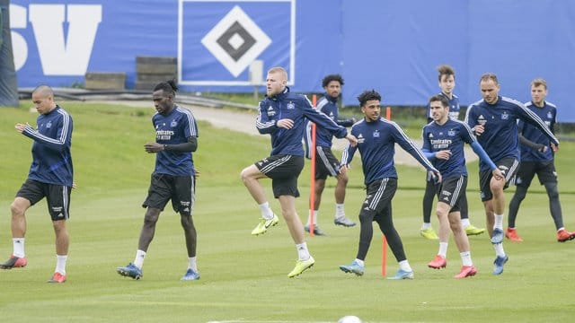 Hamburgs Spieler begeben sich zum Trainingsauftakt des HSV auf dem Platz. Hamburgs Spieler begeben sich zum Trainingsauftakt des HSV auf dem Platz.