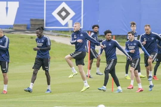 Hamburgs Spieler begeben sich zum Trainingsauftakt des HSV auf dem Platz.