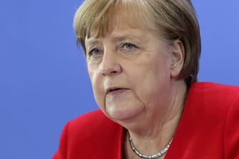 Bundeskanzlerin Angela Merkel: Abstand, Mundschutz tragen und aufeinander Rücksicht nehmen.