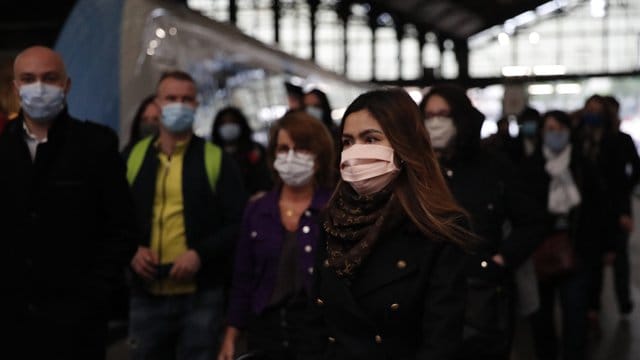 Pendler verlassen einen Zug am Bahnhof Saint Lazare in Paris.
