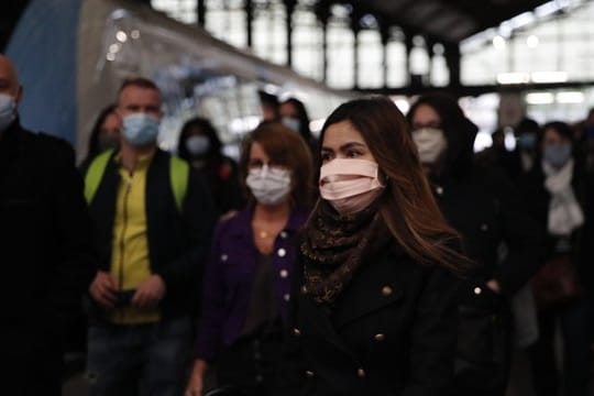 Pendler verlassen einen Zug am Bahnhof Saint Lazare in Paris.