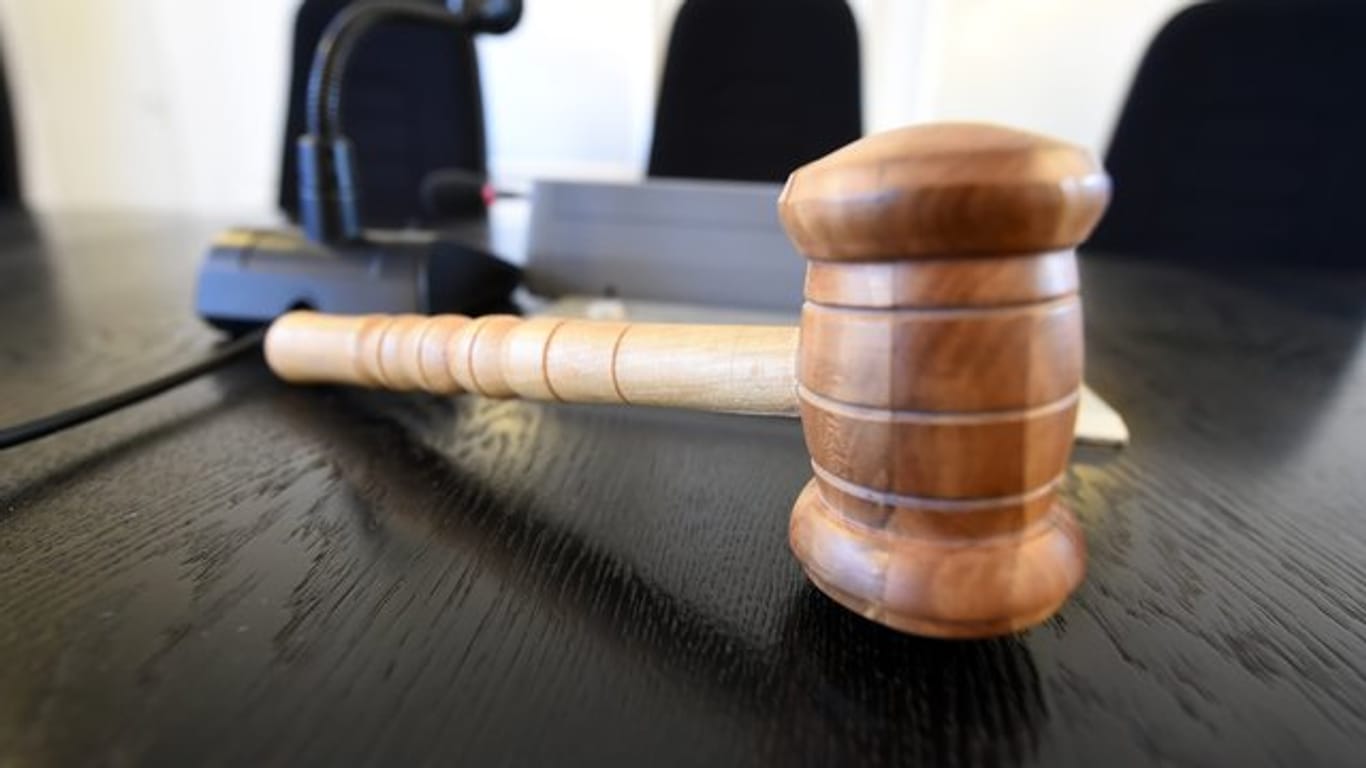 Auf einer Richterbank liegt ein Richterhammer (Symbolbild): Der Haftbefehl gegen eine 19 Jahre alte Brandstifterin wurde aufgehoben.