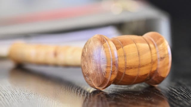 Ein Richterhammer liegt auf einer Richterbank (Symbolbild): In Bonn wurde ein Mann zu acht Jahren Haft verurteilt. Ein Richterhammer liegt auf einer Richterbank (Symbolbild): In Bonn wurde ein Mann zu acht Jahren Haft verurteilt.