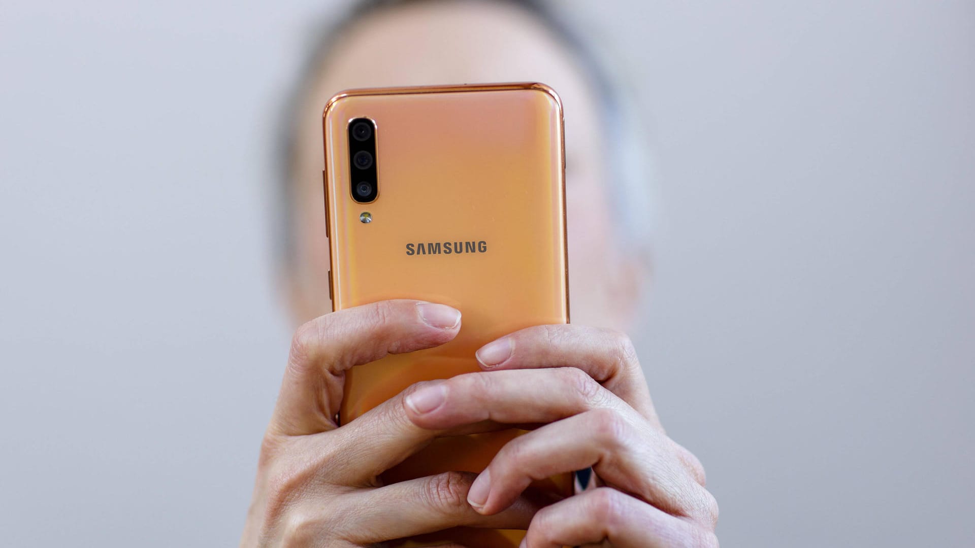 Ein Smartphone von Samsung (Symbolbild): Das BSI warnt vor einer Sicherheitslücke. Ein Smartphone von Samsung (Symbolbild): Das BSI warnt vor einer Sicherheitslücke.