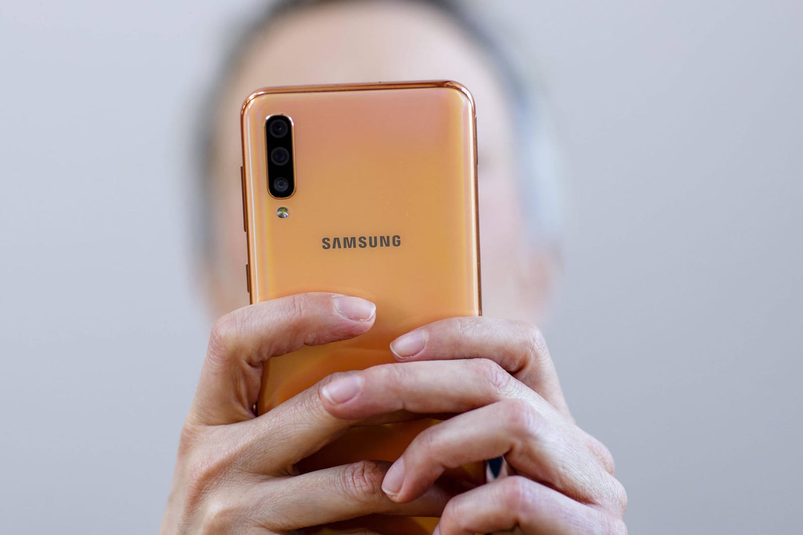 Ein Smartphone von Samsung (Symbolbild): Das BSI warnt vor einer Sicherheitslücke.