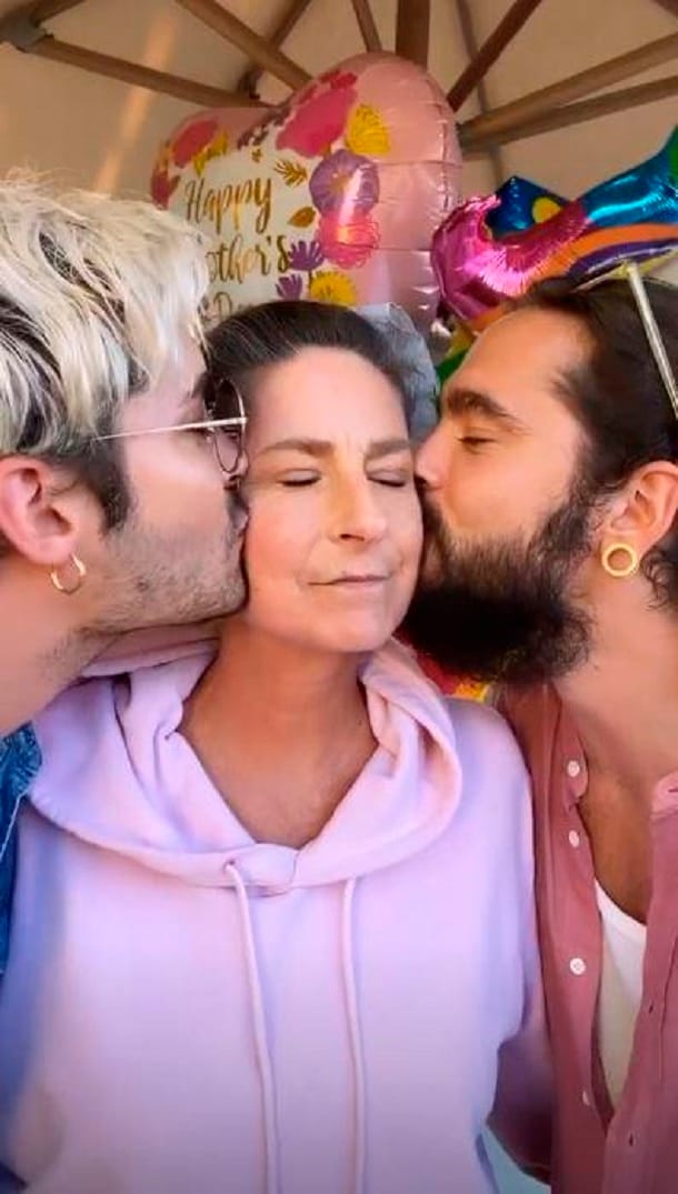 Ein Kuss zum Geburtstag: Tom und Bill Kaulitz küssen ihre Mama auf die Wange.