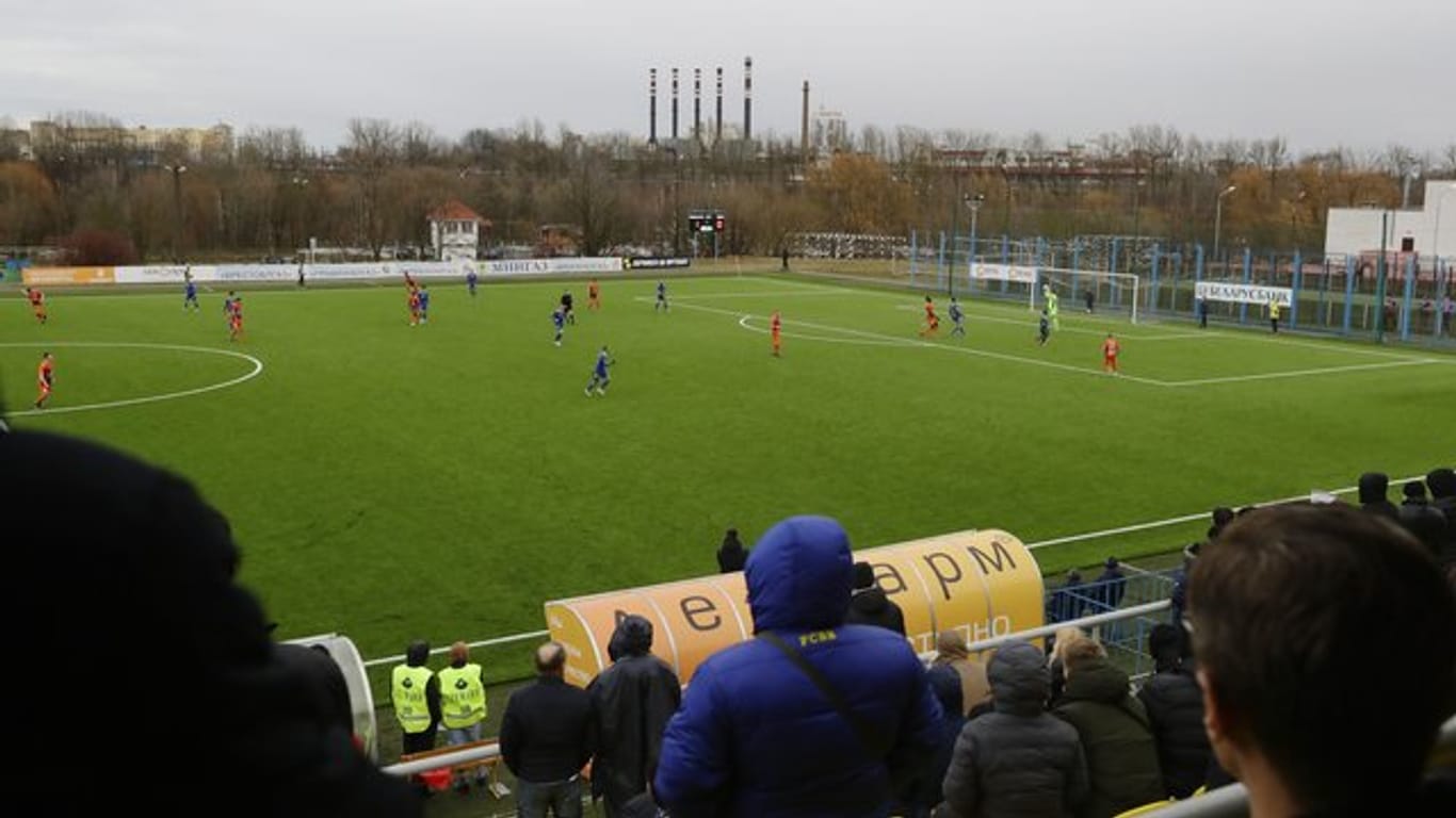Gegen den europäischen Trend wurde in Weißrussland weiter Fußball gespielt.